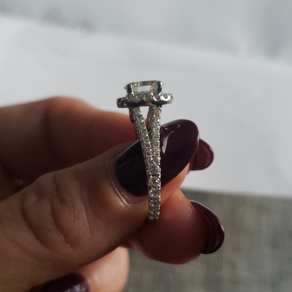 Michael Hill engagement ring - Picture 5 of 6